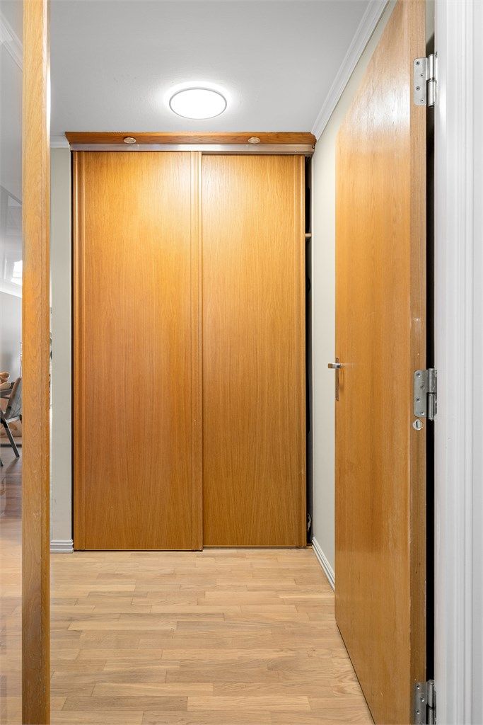 I gangen er det skyvedørsgarderobe med god plass til yttertøy