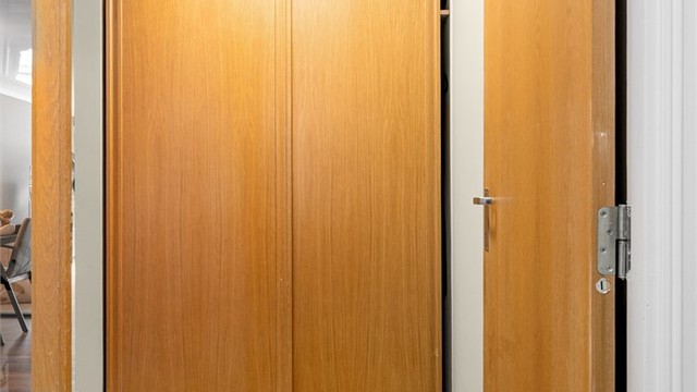 I gangen er det skyvedørsgarderobe med god plass til yttertøy