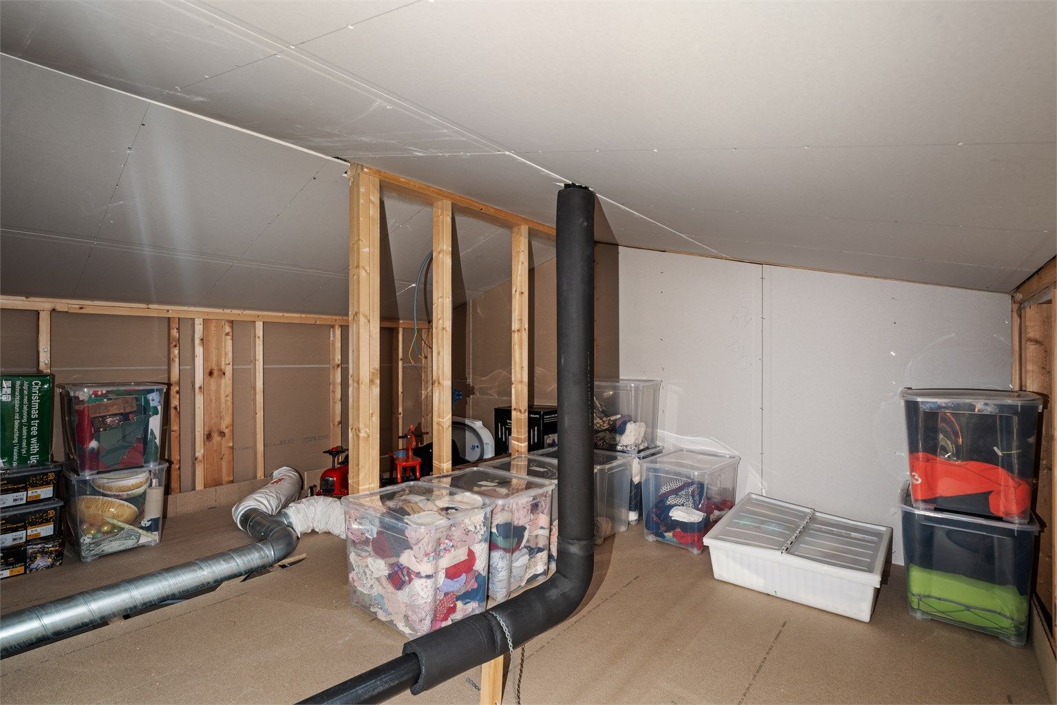 Stort lagringsloft med tilkomst fra hems.
