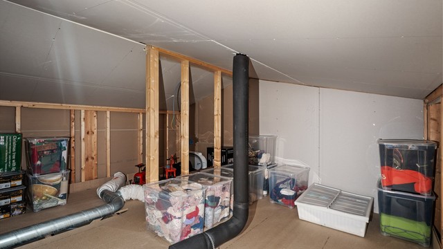 Stort lagringsloft med tilkomst fra hems.