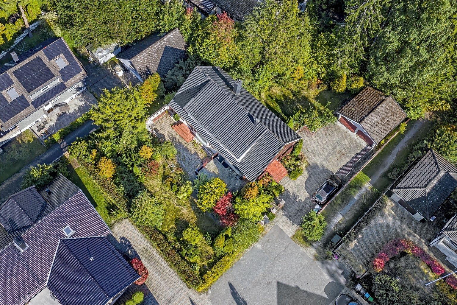 Solrik eiendom - stor tomt med diverse uteplasser, gressplen, beplantning, etc - godt skjermet for innsyn