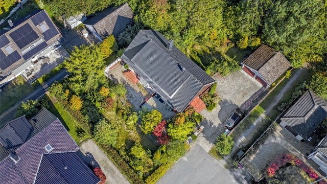 Solrik eiendom - stor tomt med diverse uteplasser, gressplen, beplantning, etc - godt skjermet for innsyn