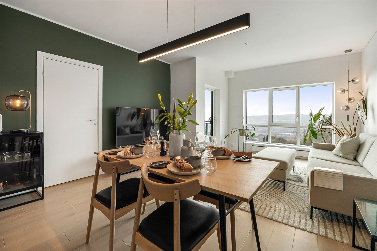 Fra stuen er det utgang til en overbygget balkong.