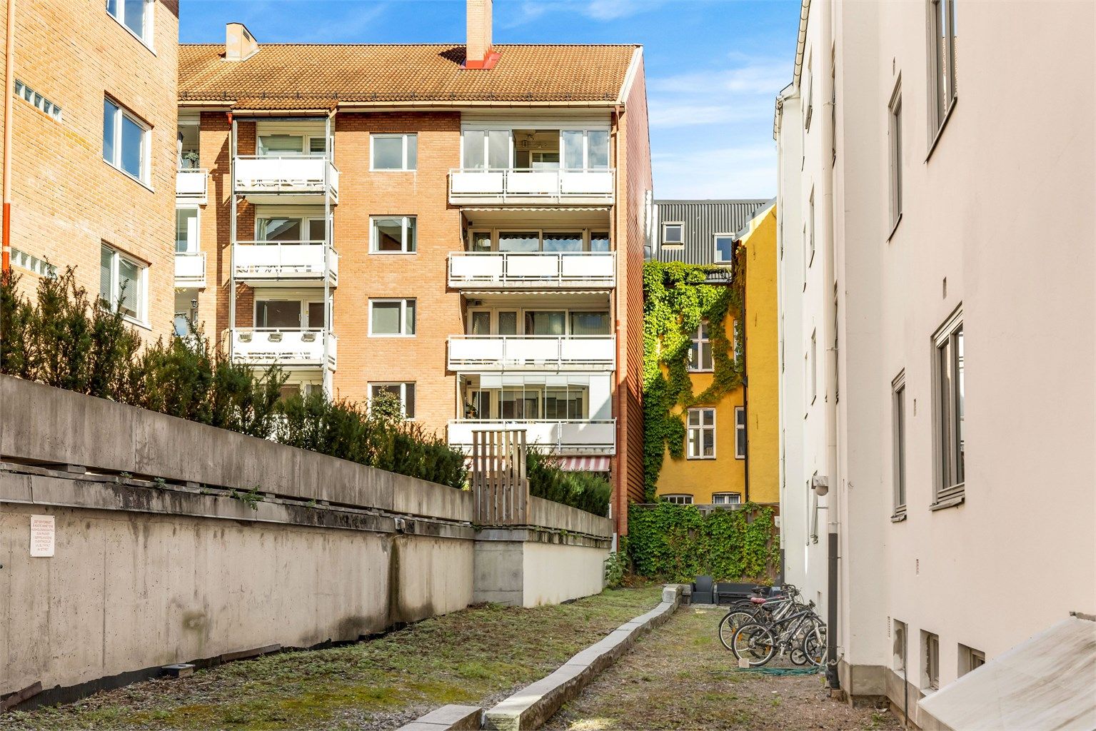 Sykkelparkering i felles bakgård.