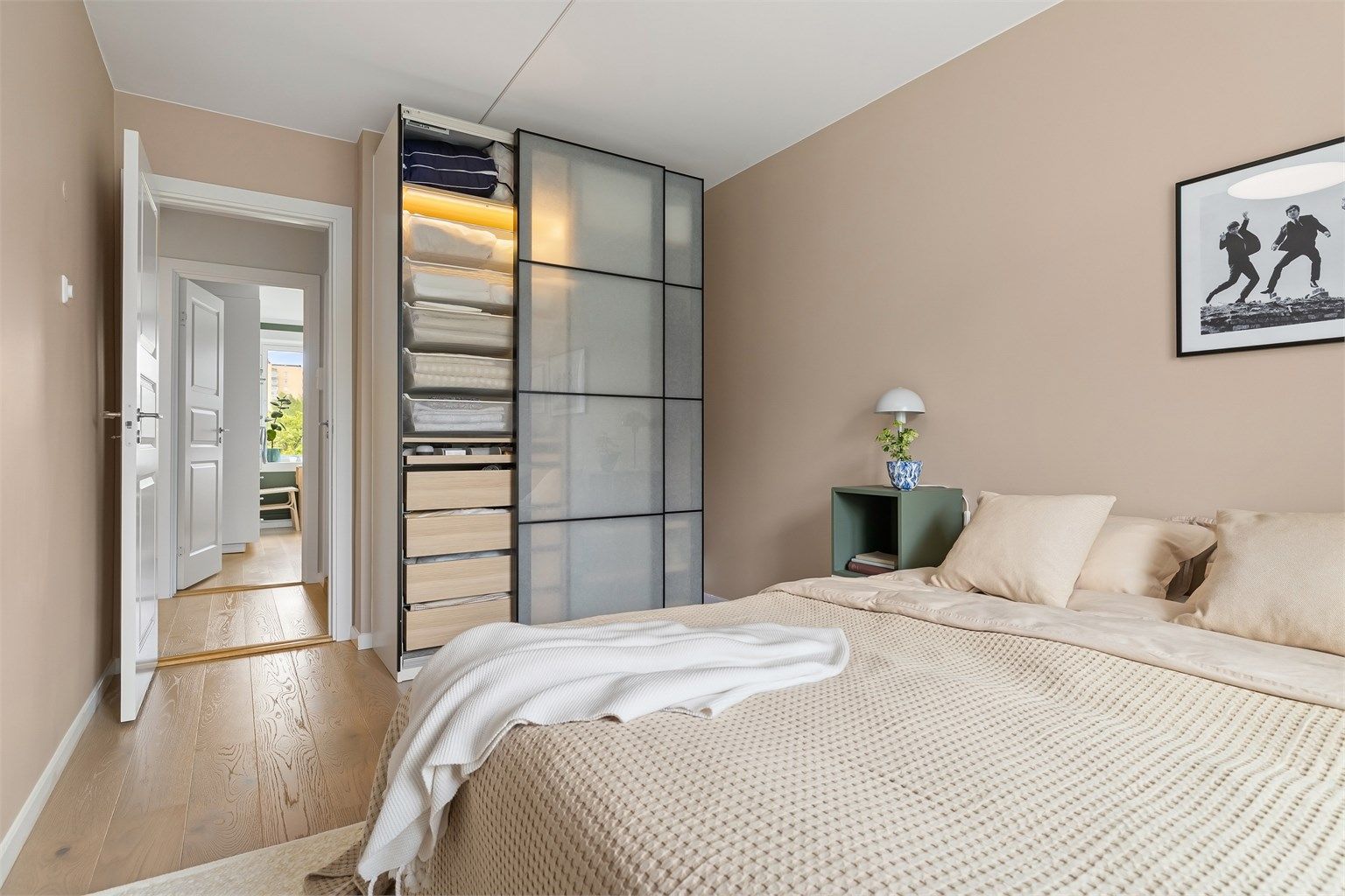 God plass til dobbeltseng, nattbord og en garderobe 