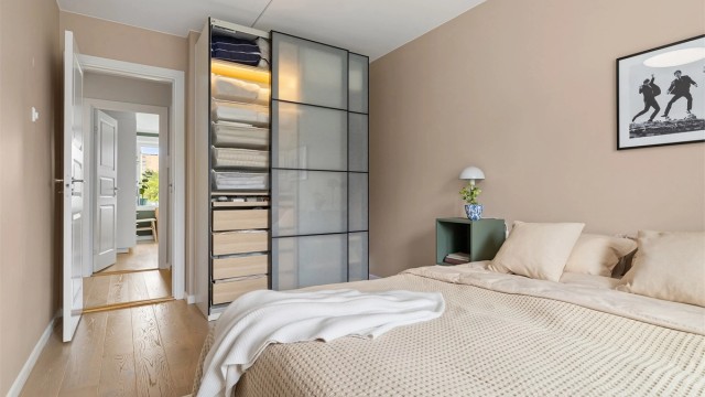 God plass til dobbeltseng, nattbord og en garderobe