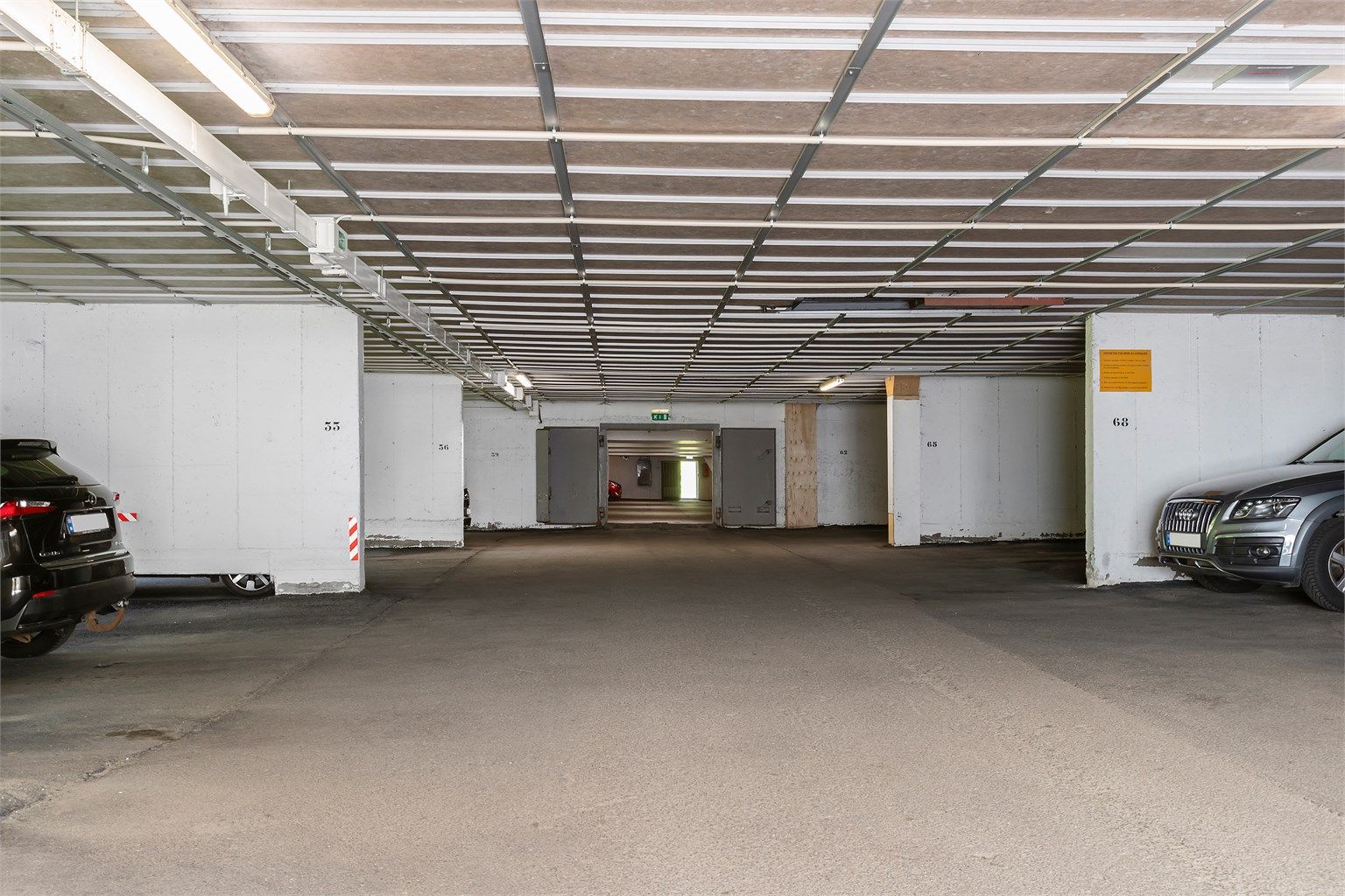 Boligen disponerer egen parkeringsplass i felles garasjeanlegg, merket med nr. 57. Det er mulighet for å etablere ladeboks for elbil.