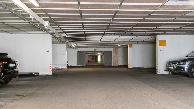 Boligen disponerer egen parkeringsplass i felles garasjeanlegg, merket med nr. 57. Det er mulighet for å etablere ladeboks for elbil.