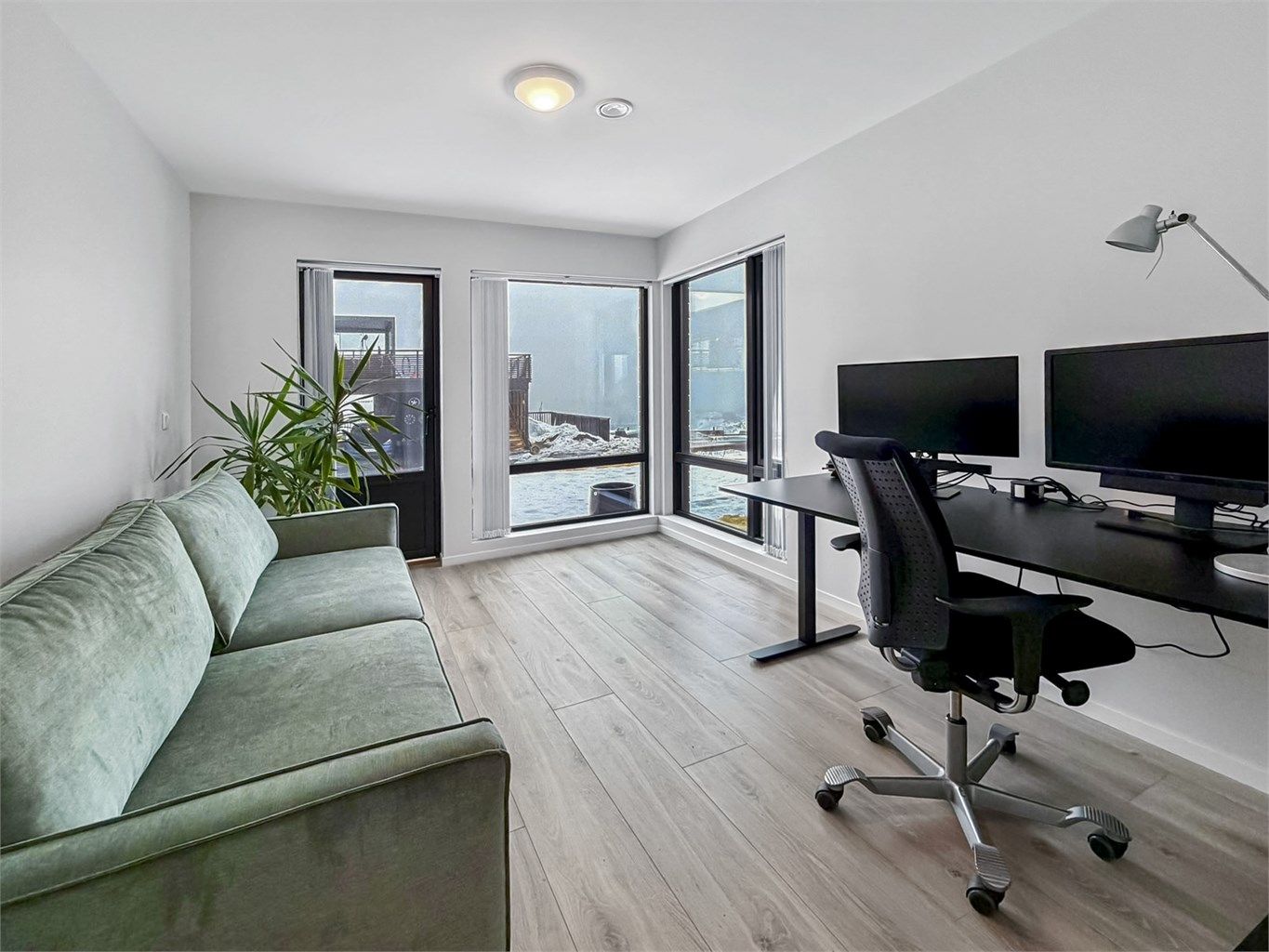 Soverom i 1. etasje med utgang til den markterrassen og den fine hagen.