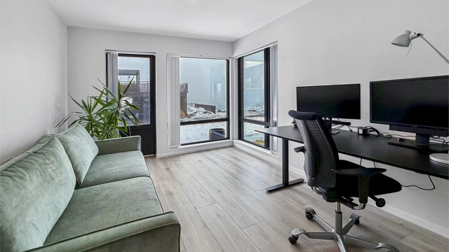 Soverom i 1. etasje med utgang til den markterrassen og den fine hagen.