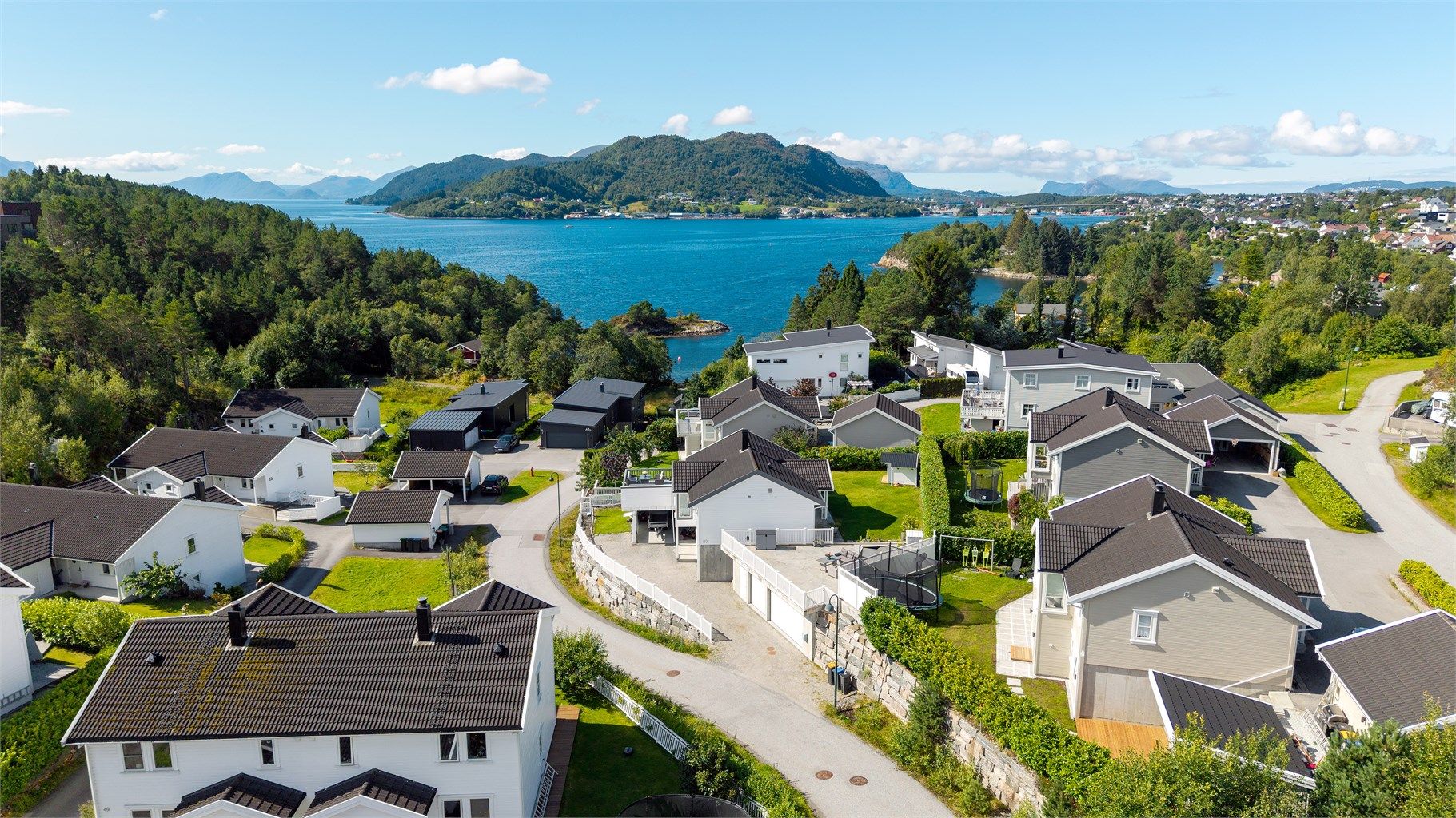 Etablert og barnevennlig boligområde på Flisnes med kort vei til sjøen og Flisnes barneskole.