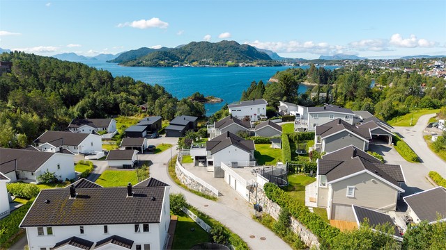 Etablert og barnevennlig boligområde på Flisnes med kort vei til sjøen og Flisnes barneskole.