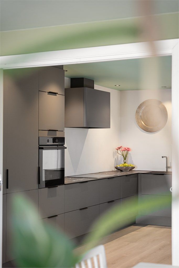 Detalj fra kjøkkenet som viser de rene linjene og moderne materialvalgene.