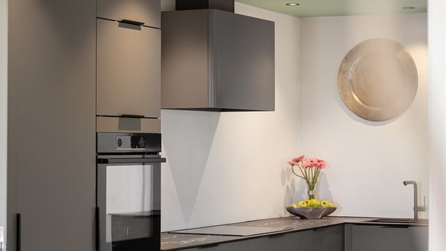 Detalj fra kjøkkenet som viser de rene linjene og moderne materialvalgene.