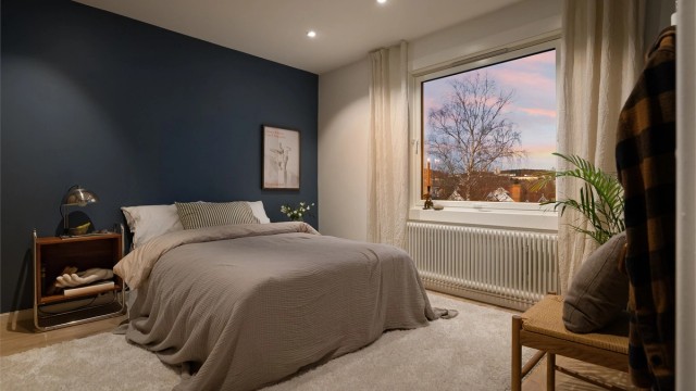 Hovedsoverom av god størrelse med rikelig av plass til dobbeltseng og tilhørende nattbord
