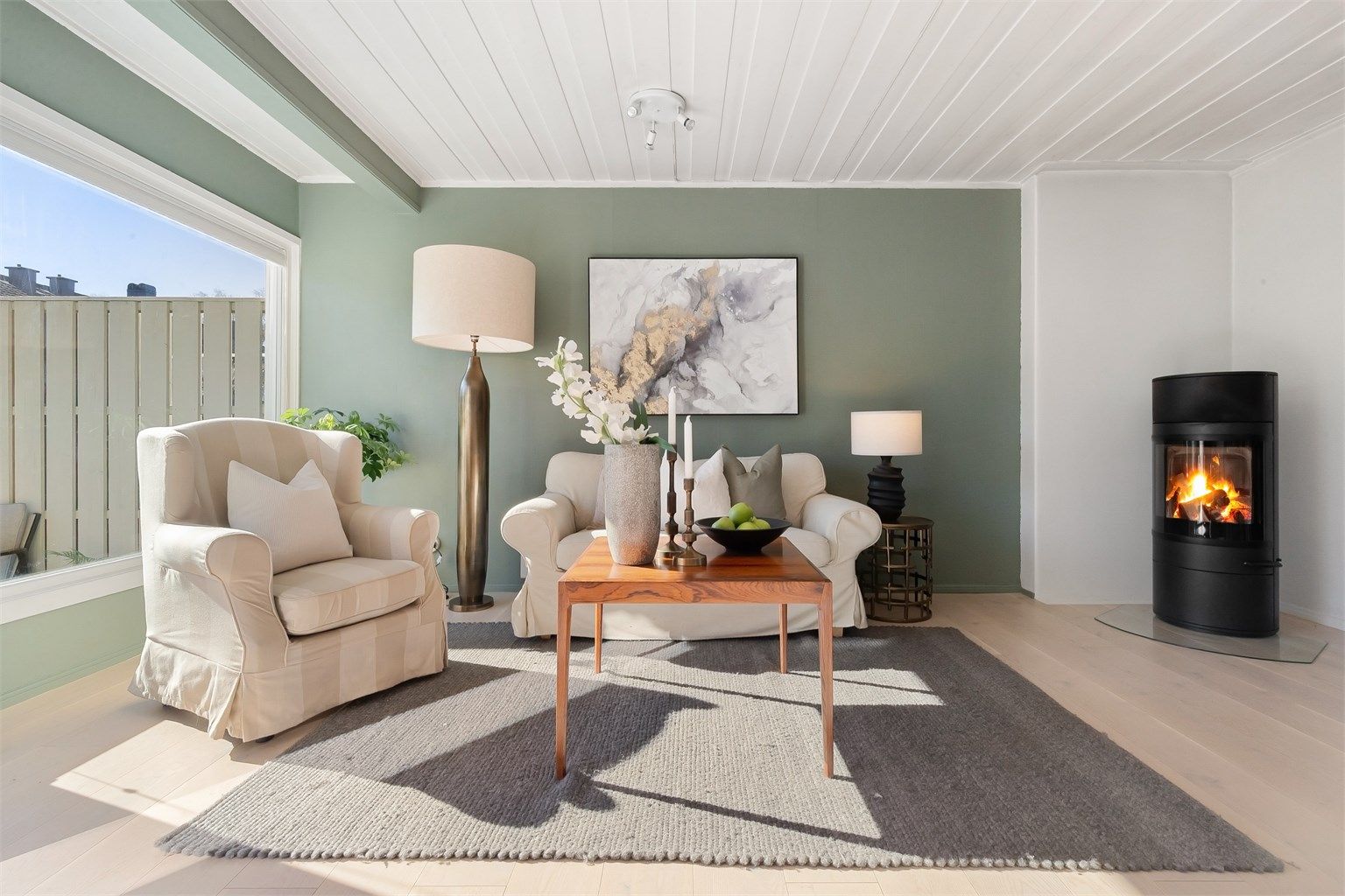 Peisovnen er strategisk plassert for å varme opp hele oppholdsrommet.