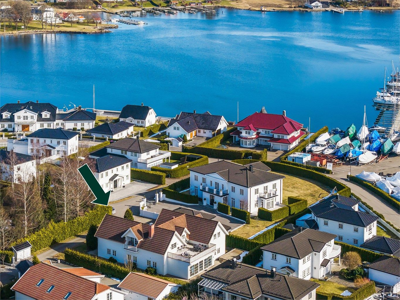 Tomten er velholdt med hekk, terrasse, busker og flott belegningsstein i gårdsplass, som gir et innbydende og estetisk helhetlig inntrykk. Foto: Kristian Bollæren v/Fotofinish