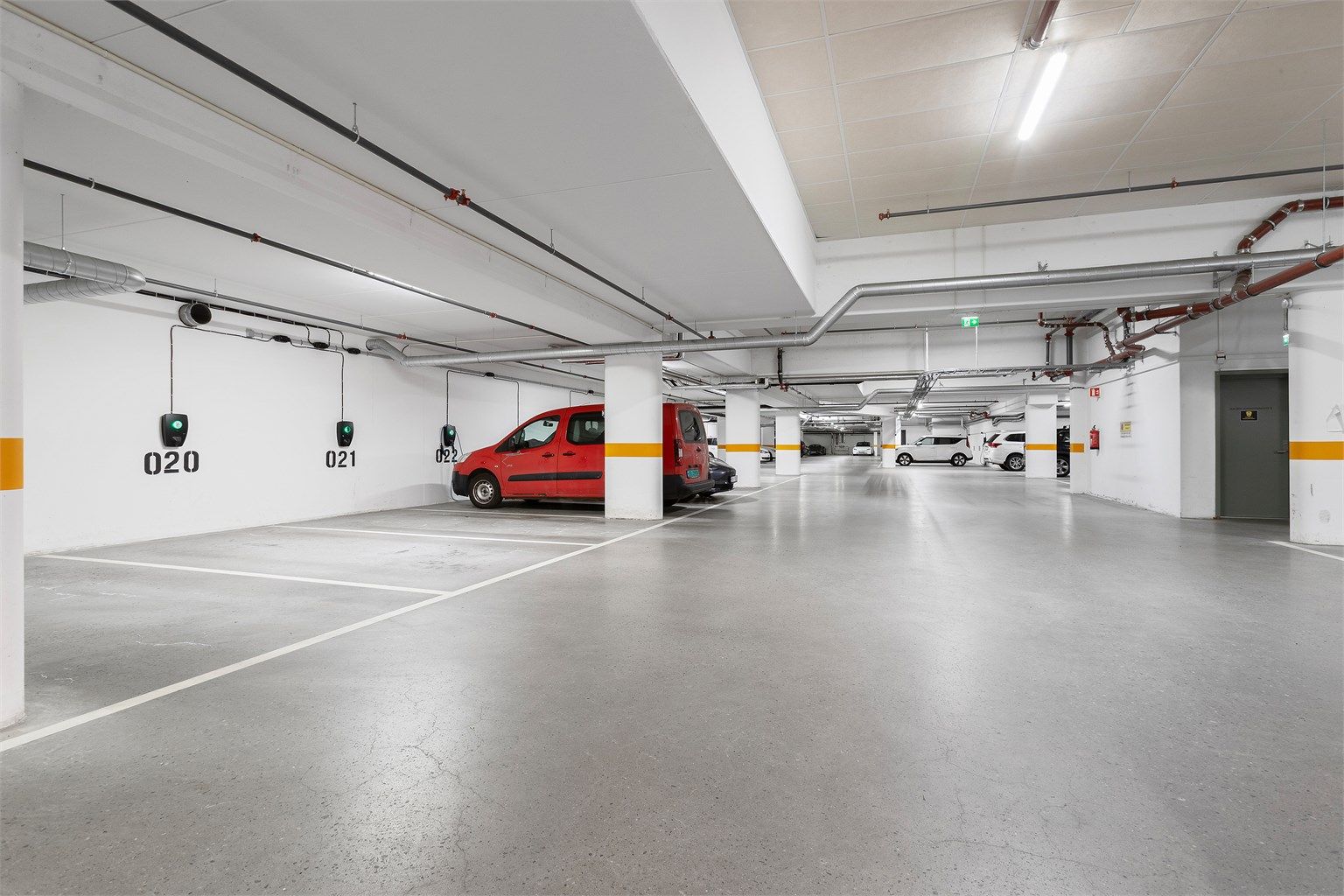 Med leiligheten følger en garasjeplass (merket nr. 21) med elbillader i felles, oppvarmet anlegg.