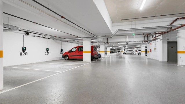 Med leiligheten følger en garasjeplass (merket nr. 21) med elbillader i felles, oppvarmet anlegg.