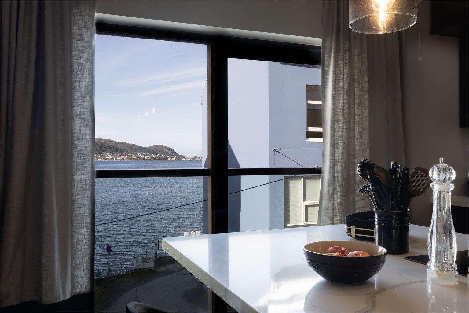  En stor skyvedør leder ut til fransk balkong, hvor den flotte havutsikten kan nytes.