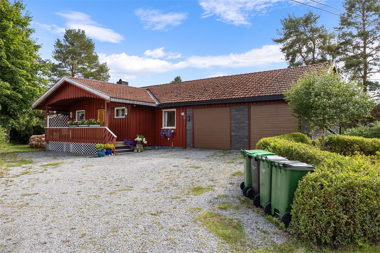 Enebolig med en dobbel garasje, opparbeidet hage og en terrasse på 48 m².
Foto:  Svein Michaelsen