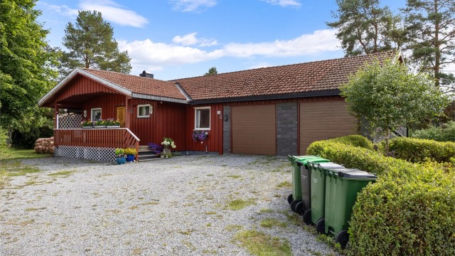 Enebolig med en dobbel garasje, opparbeidet hage og en terrasse på 48 m².
Foto: Svein Michaelsen