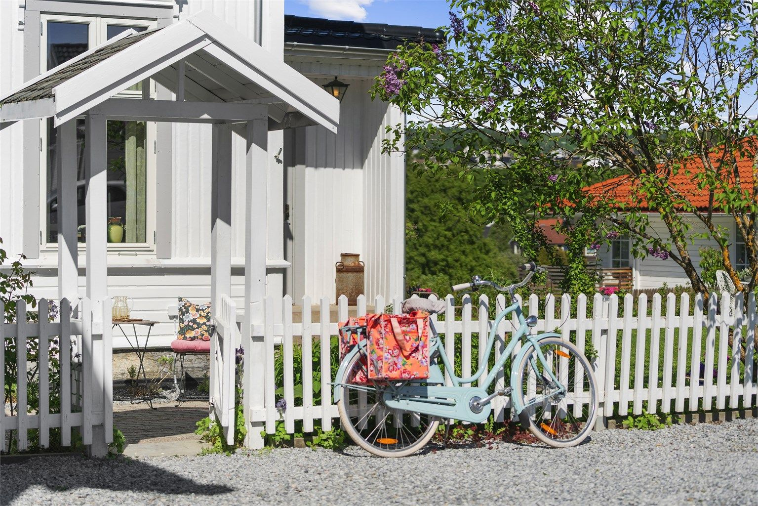 Boligen ligger svært sentralt på Gimsøy innerst i blindvei, tilknyttet Porsgrunnsvegen. Her ligger boligen godt tilbaketrukket fra veien, som gjør at det oppleves som en usjenert "oase" med gangavstand til Skien sentrum. Foto: A7 media
