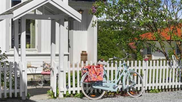 Boligen ligger svært sentralt på Gimsøy innerst i blindvei, tilknyttet Porsgrunnsvegen. Her ligger boligen godt tilbaketrukket fra veien, som gjør at det oppleves som en usjenert "oase" med gangavstand til Skien sentrum. Foto: A7 media
