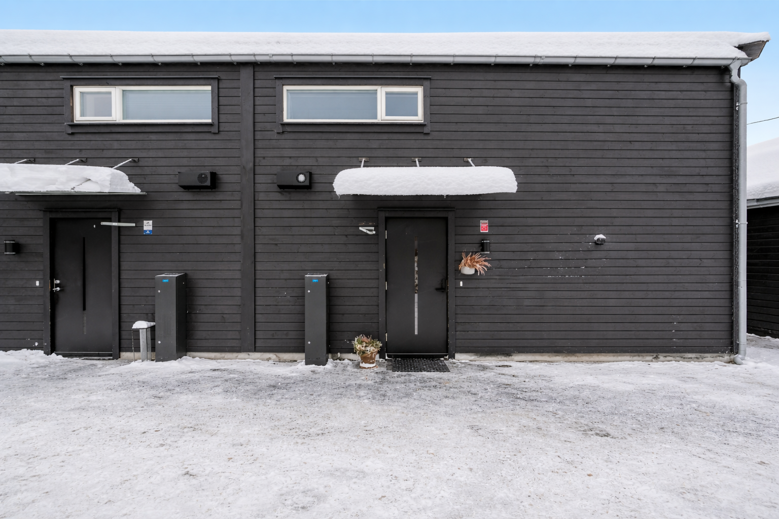 Gårdsplass og inngangsparti. Brukt AI-verktøy for fjerning av snø.