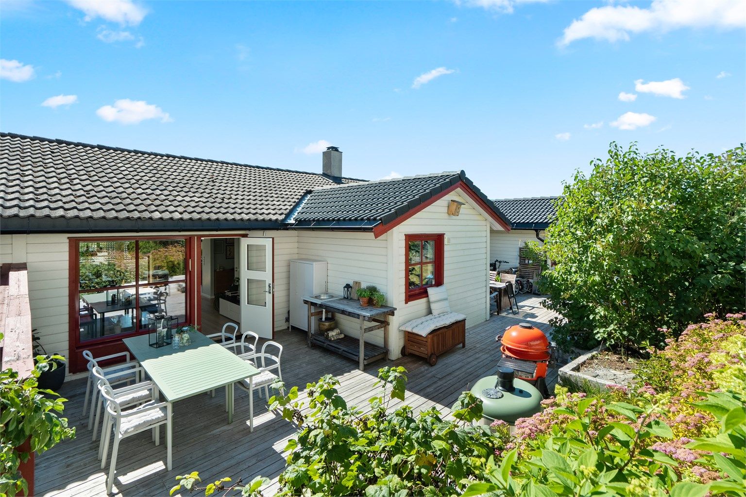 Lekkert familierekkehus med parkering med el-lader, flere solrike uteplasser. 2 bad. Oppgradert i 2017.