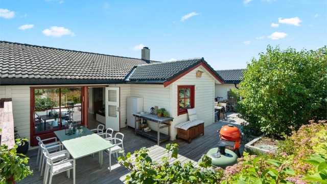 Lekkert familierekkehus med parkering med el-lader, flere solrike uteplasser. 2 bad. Oppgradert i 2017.