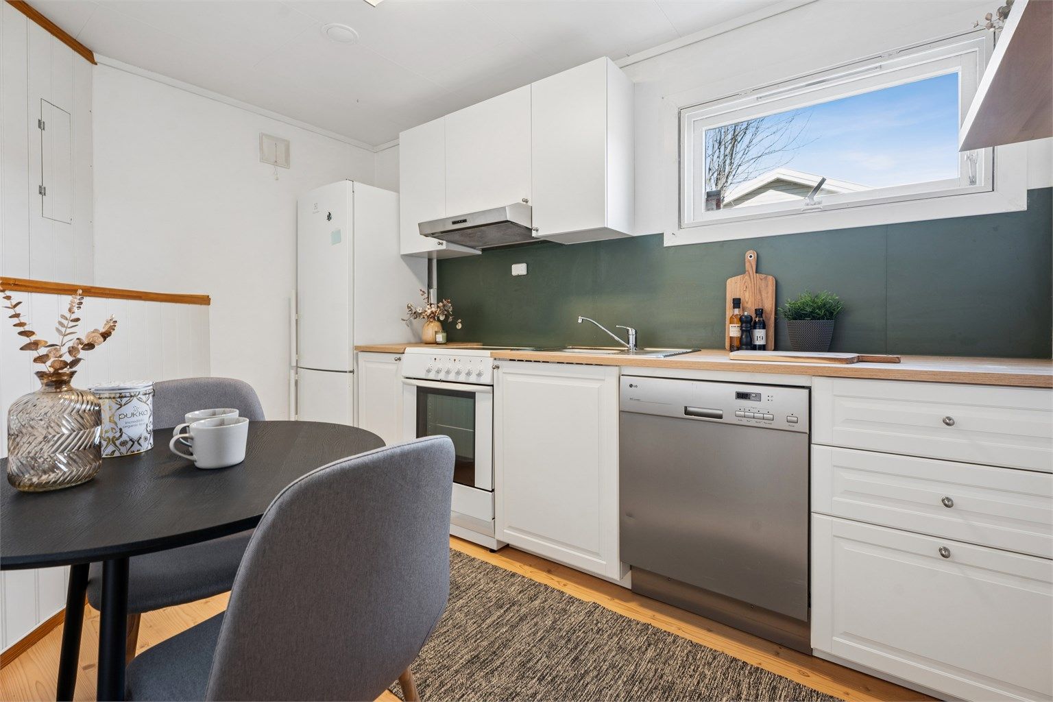 Kjøkkenet i underetasjen er fra 2016 og har profilerte fronter og laminert benkeplate.