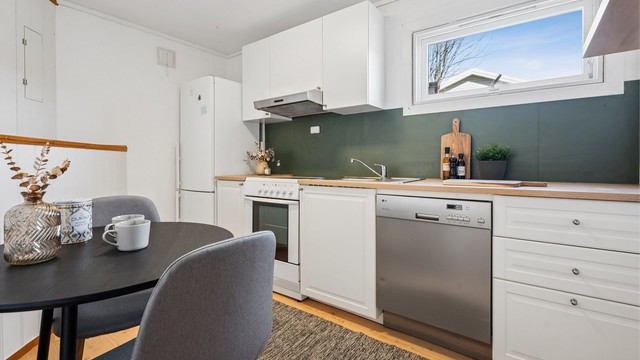 Kjøkkenet i underetasjen er fra 2016 og har profilerte fronter og laminert benkeplate.