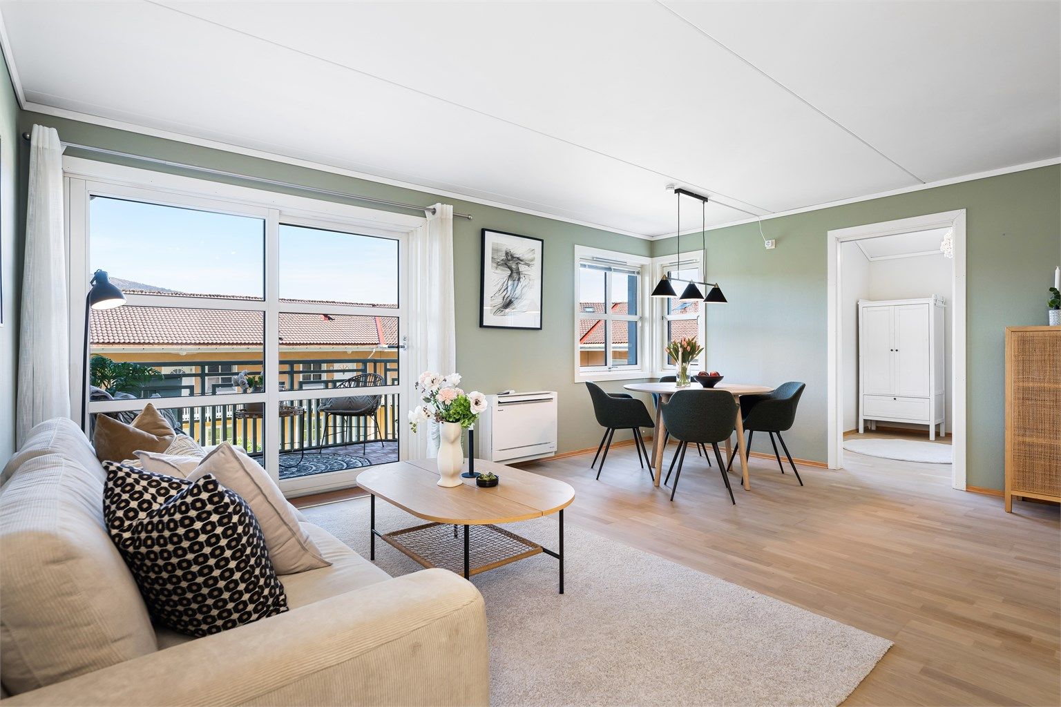 Stuen er lyst og trivelig med nyslipt gulv, varmepumpe fra 2023 og utgang til veranda. 