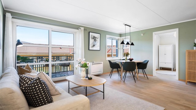Stuen er lyst og trivelig med nyslipt gulv, varmepumpe fra 2023 og utgang til veranda.