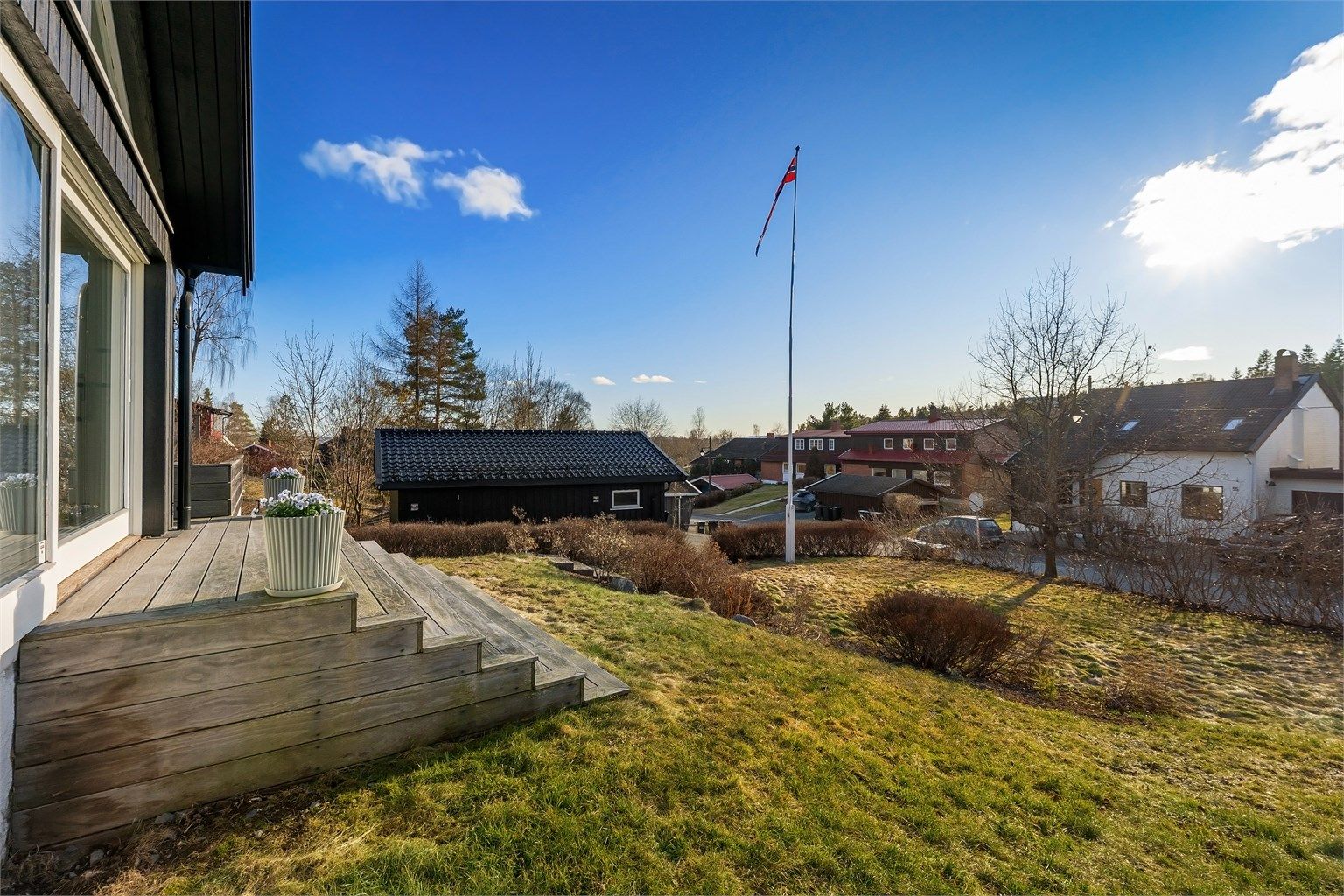 Boligen ligger skjermet til, med en stor og solrik tomt. Her er det rikelig med boltreplass for hele familien. Konglefaret er en rolig og lite trafikkert vei i barnevennlige omgivelser