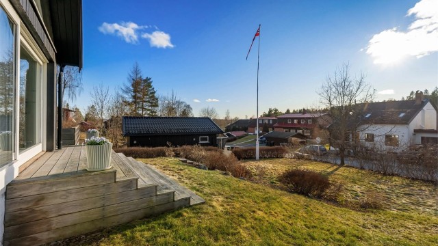 Boligen ligger skjermet til, med en stor og solrik tomt. Her er det rikelig med boltreplass for hele familien. Konglefaret er en rolig og lite trafikkert vei i barnevennlige omgivelser