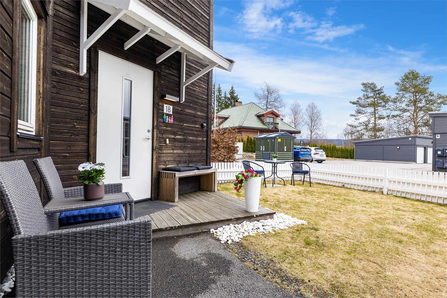 Boligen inngangsparti har et lite overbygg som er praktisk beskyttelse mot nedør