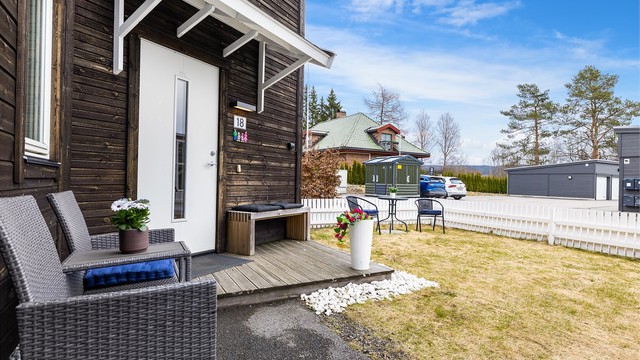 Boligen inngangsparti har et lite overbygg som er praktisk beskyttelse mot nedør