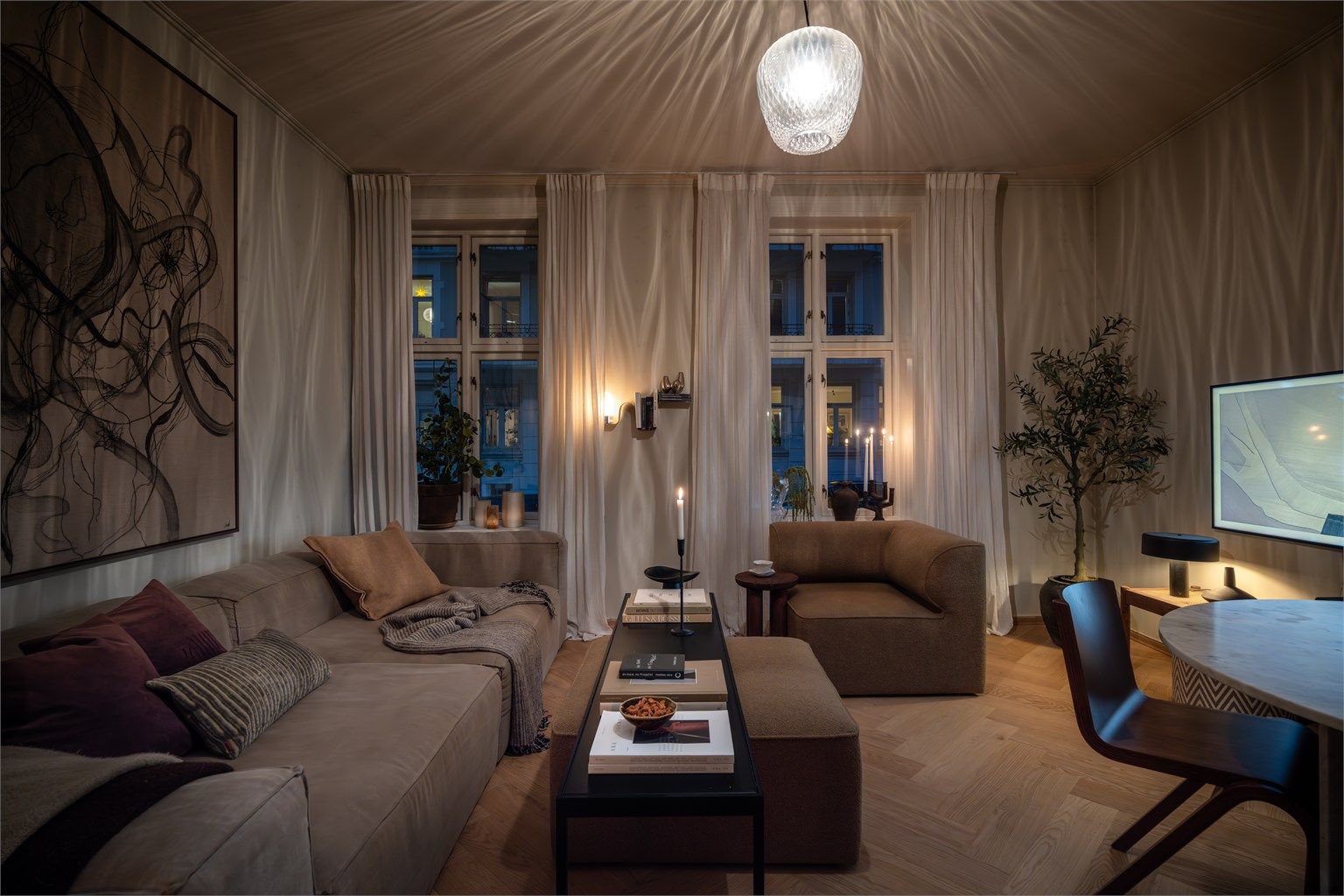 En bolig som kombinerer sentral beliggenhet med ro, kvalitet og gjennomført design.