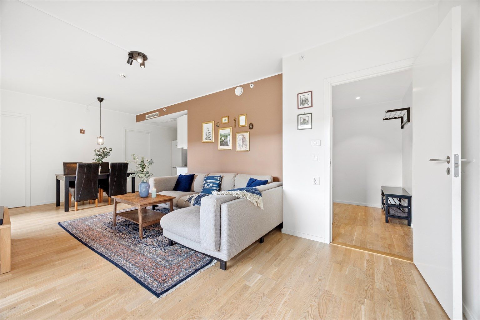 Lys og romslig stue med god plass til både sofagruppe og spisebord. Store vindusflater som gir godt med lysinnslipp. 