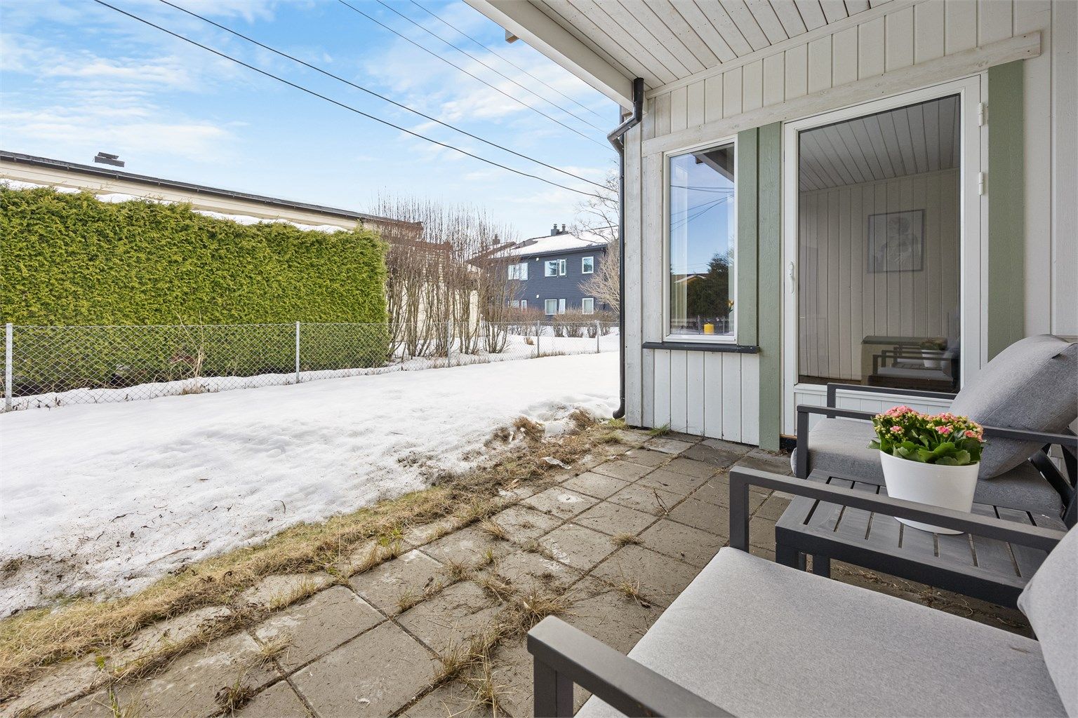 Stor, steinbelagt terrasse på 10 m² med plass til utemøbler.