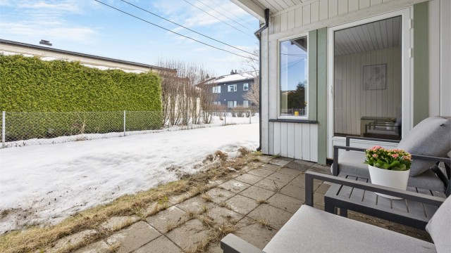 Stor, steinbelagt terrasse på 10 m² med plass til utemøbler.