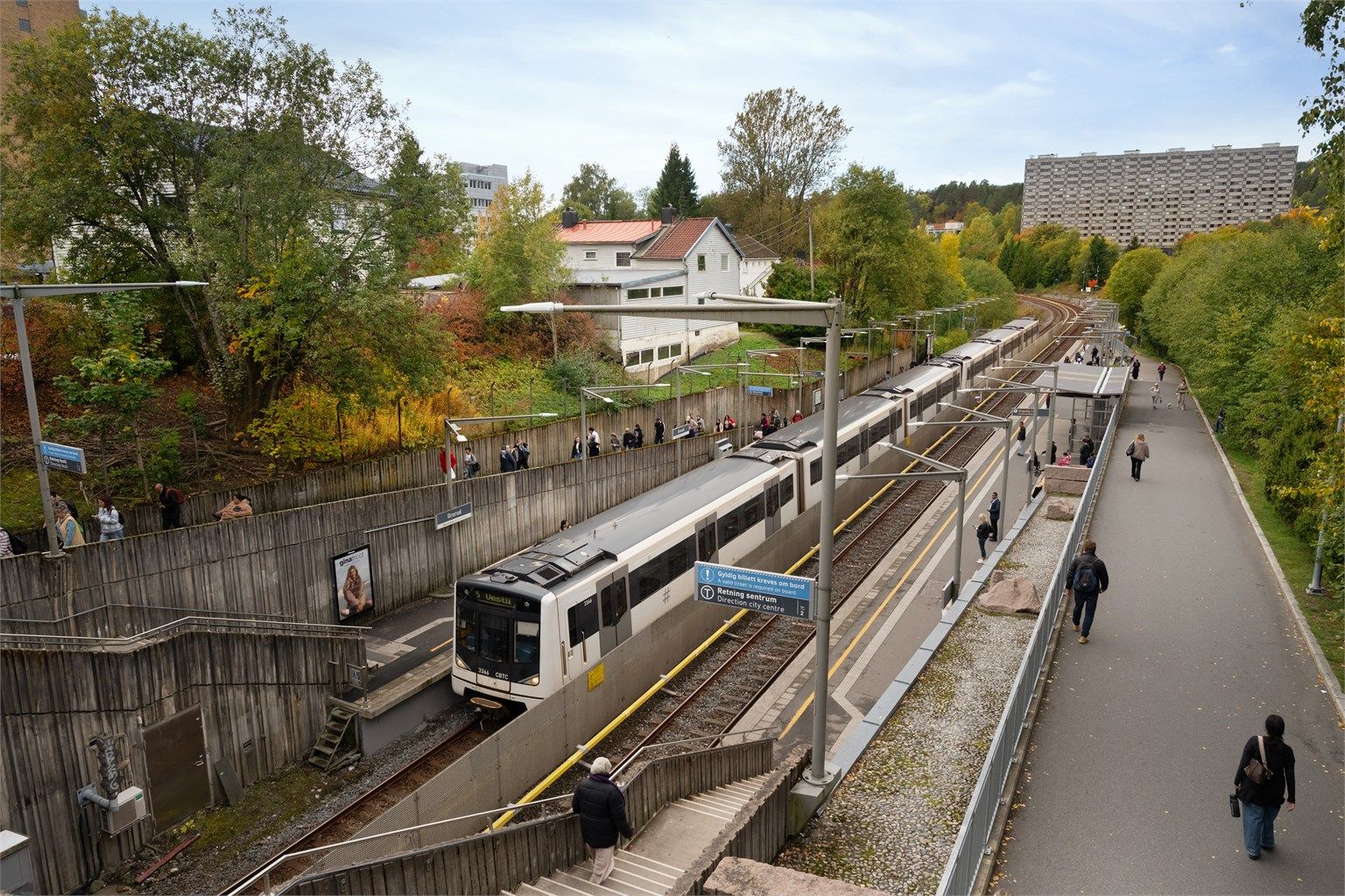 Grorud T-banestasjon ligger bare tre minutters gange unna, og linje 4 og 5 går hyppig mot sentrum.