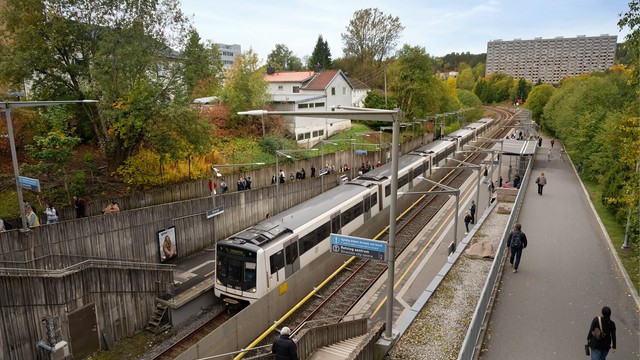 Grorud T-banestasjon ligger bare tre minutters gange unna, og linje 4 og 5 går hyppig mot sentrum.