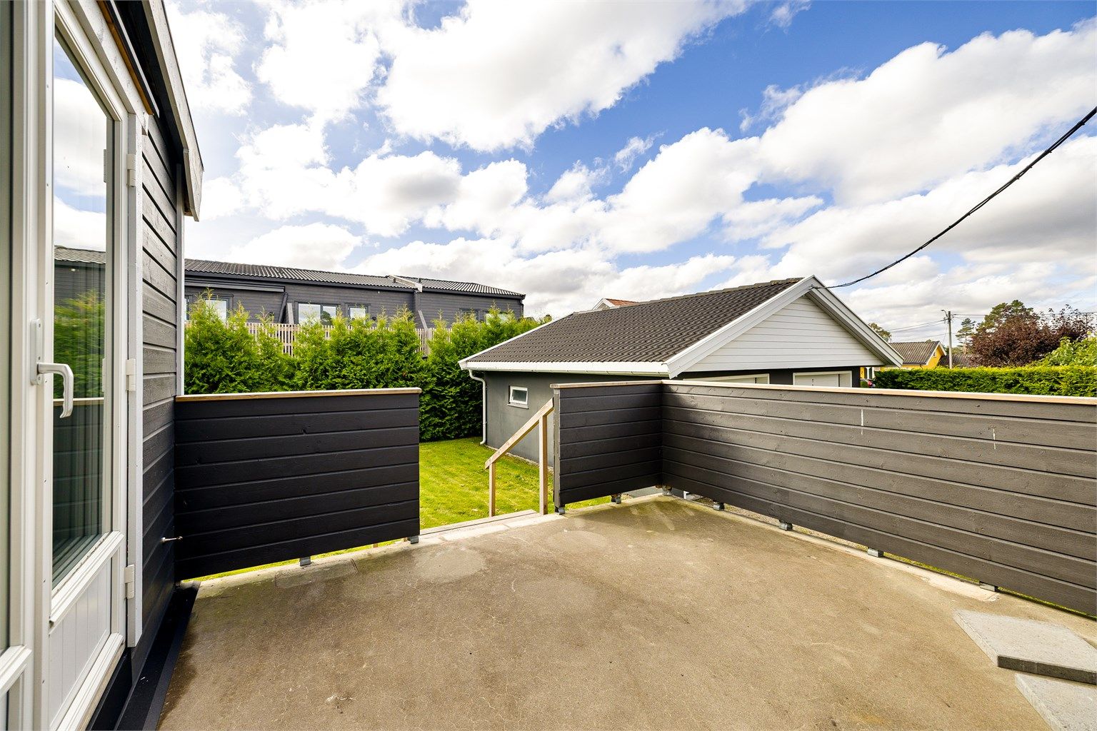 Ny terrasse med støpt gulv er oppført langs søndre gavlvegg hvor det sommerstid er sol store deler av dagen.