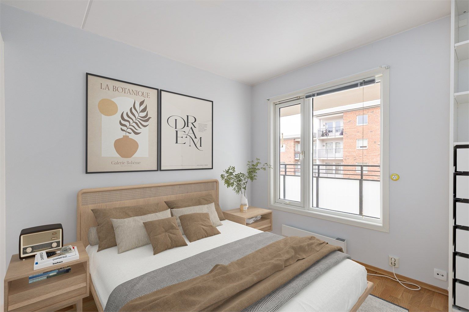 Soverommet er av god størrelse med plass til dobbeltseng med nattbord på begge sider og klesskap -bildet er digitalt stylet. 