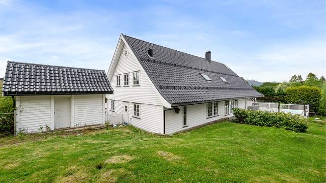 På tomten finnes også to frittstående boder og et hønsehus, som gir ekstra lagringsplass og muligheter.