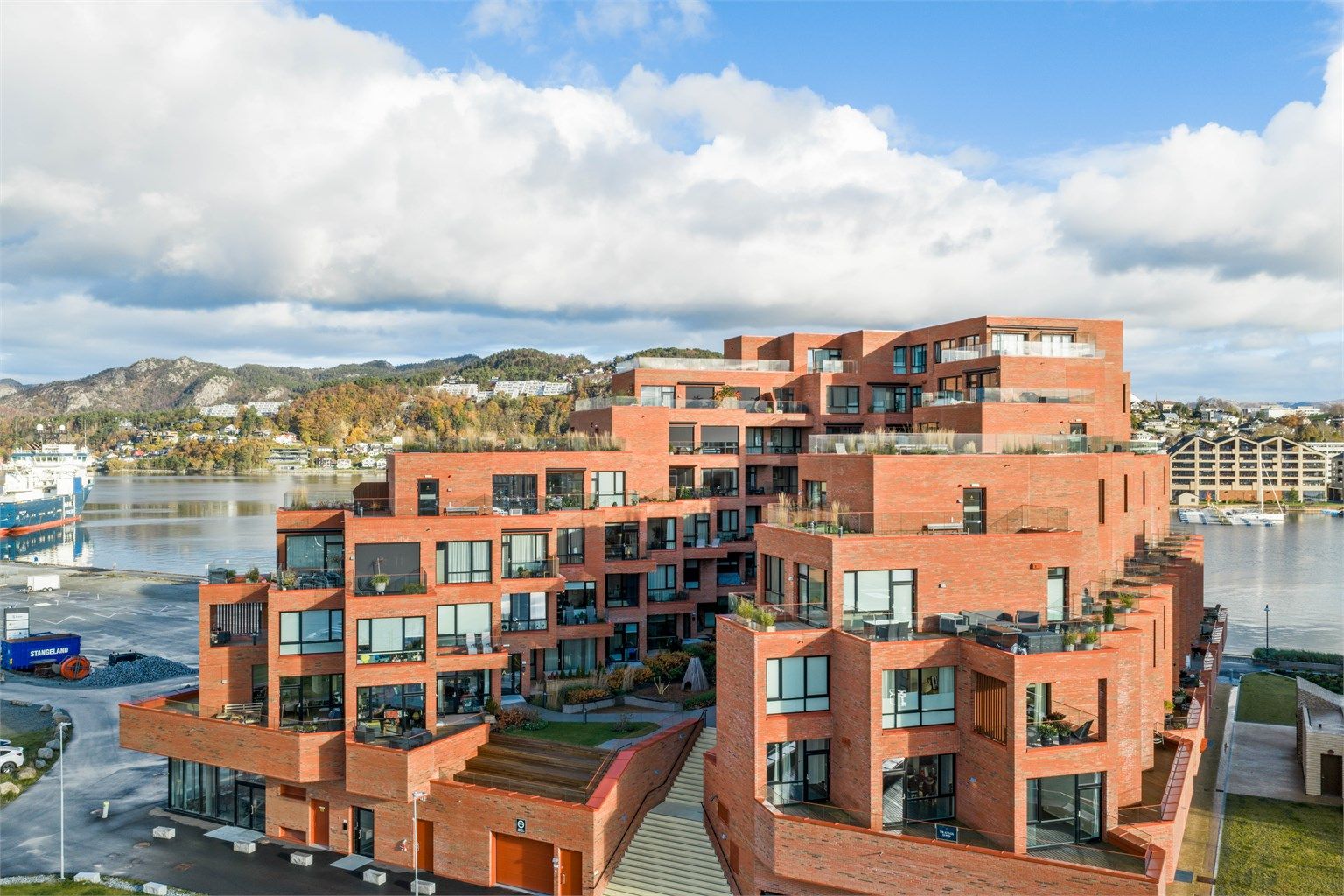 Flere flotte fasiliteter i sameiet med blant felles takterrasse, sykkelverksted, vaskerom for sykkel, innvendig sykkelparkering og gjesteleilighet for besøkende. 
