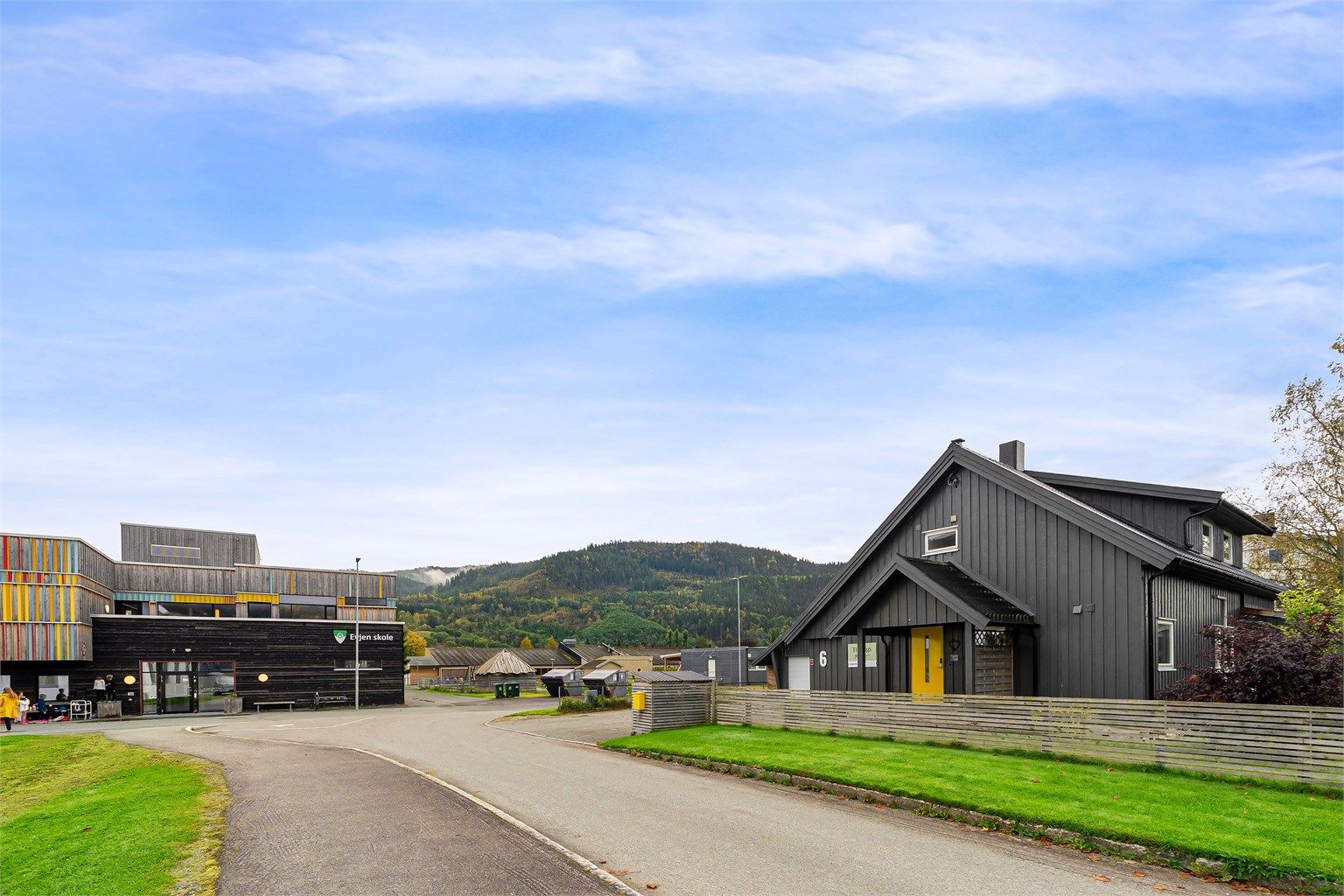 Eiendommen ligger i umiddelbar nærhet til Evjen skole og barnehage.